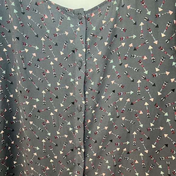 Torrid Abbey Arrow Georgette Button Back Blouse Top Gray Semi Sheer Women's Sz 2 - Picture 10 of 13